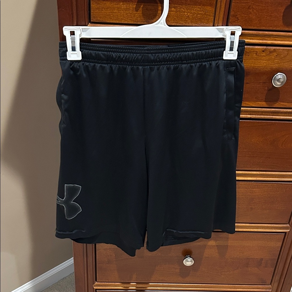 Under Armour men’s Black Performance Shorts, loosefit, heatgear, size medium